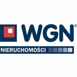 Logo firmy WGN Nieruchomości z kwadratem z czerwonym wypełnieniem i białym kwadratem w środku, obok napis WGN, poniżej napis NIERUCHOMOŚCI i pasek z gradientem koloru niebieskiego.
