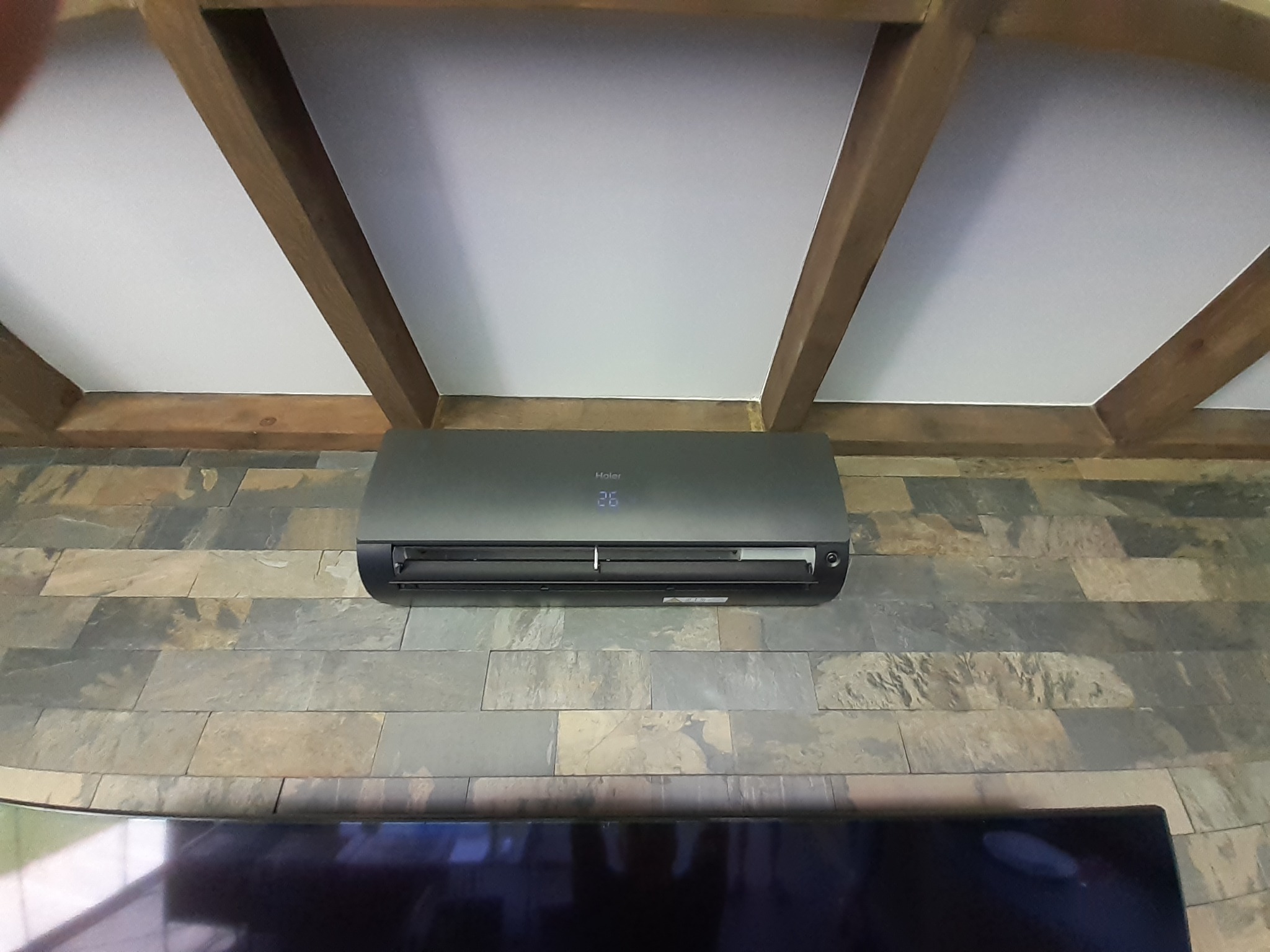 Jednostka wewnętrzna. Klimatyzator z funkcją grzania dla temperatury zewnętrznej -25 st. C