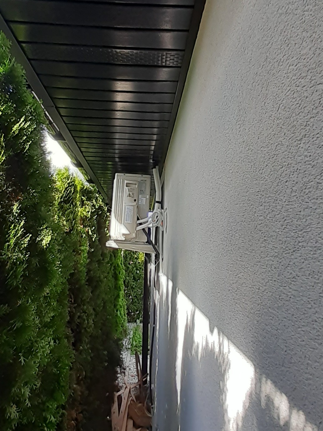 Jednostka zewnętrzna. Klimatyzator zamontowany w celu ogrzewania altany ogrodowej