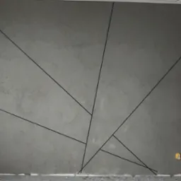 Ściana pokryta szarą gładzią z geometrycznym wzorem z czarnych linii, widoczny fragment drabiny malarskiej i gniazdko elektryczne.