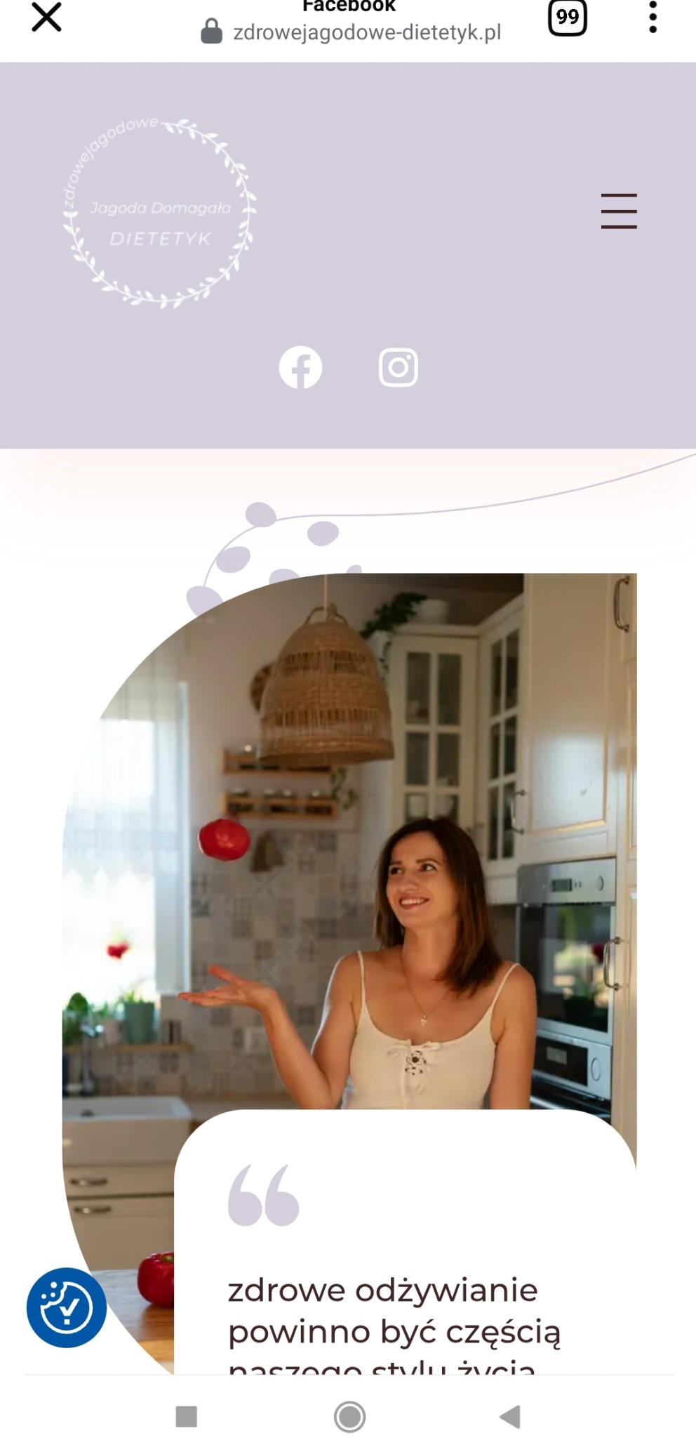 Kobieta uśmiecha się, podrzucając czerwone jabłko w jasnej kuchni, z widocznym logo i hasłem o zdrowym odżywianiu na ekranie urządzenia mobilnego.