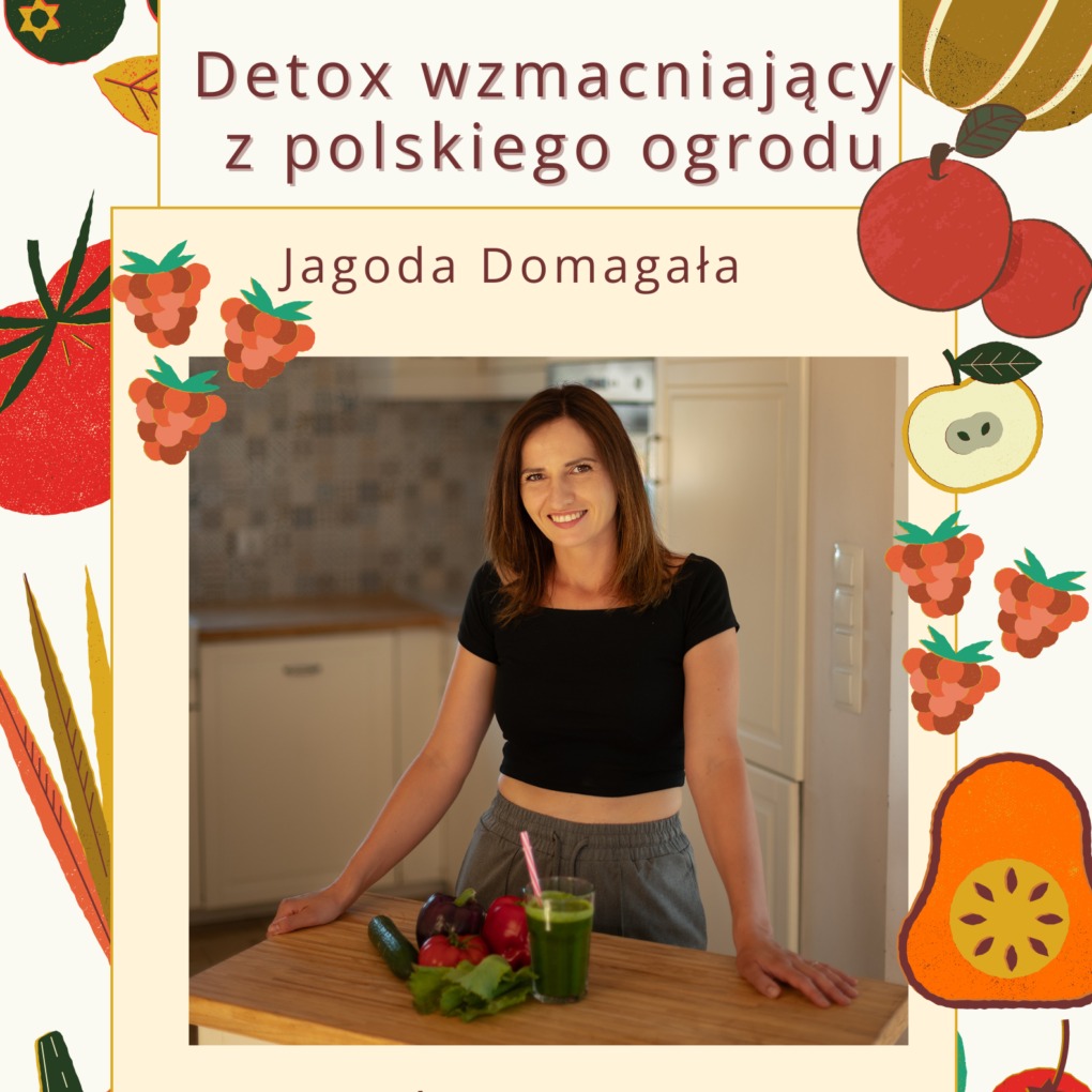 Uśmiechnięta kobieta, Jagoda Domagała, opiera się o drewniany blat z warzywami i zielonym koktajlem na tle jasnej kuchni. Graficzne elementy dekoracyjne z owocami i warzywami w rogach. Napis: Detox...