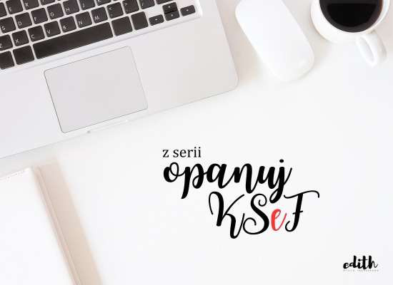 Minimalistyczne biurko z laptopem, myszką, notatnikiem i kawą, na blacie widoczny napis 'z serii opanuj KSeF' oraz logo biura rachunkowego Edith.