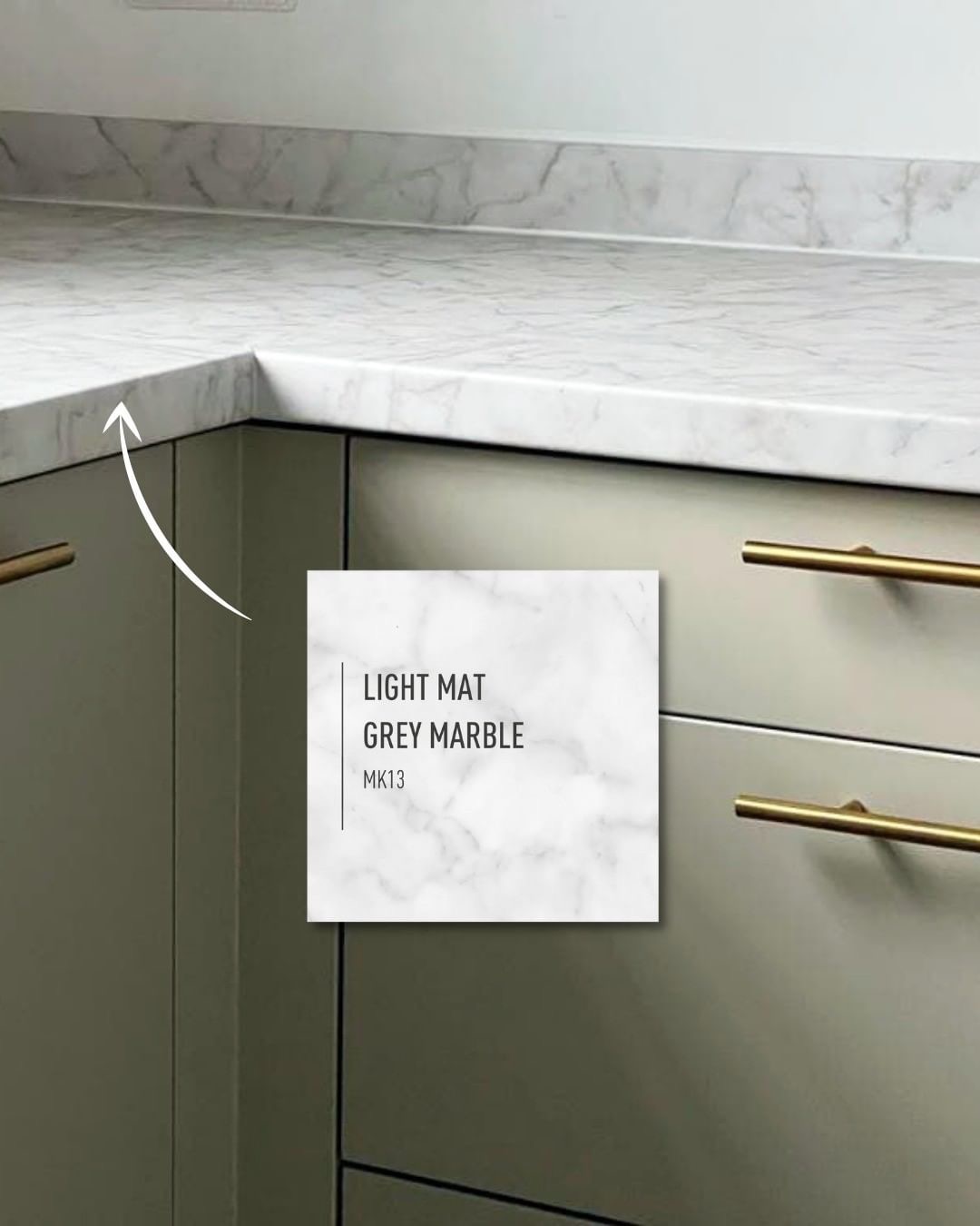 Fragment blatu kuchennego z jasnoszarego marmuru matowego, prezentowany obok próbki materiału z napisem 'LIGHT MAT GREY MARBLE MK13', zamontowanego na szafkach z długimi, złotymi uchwytami.