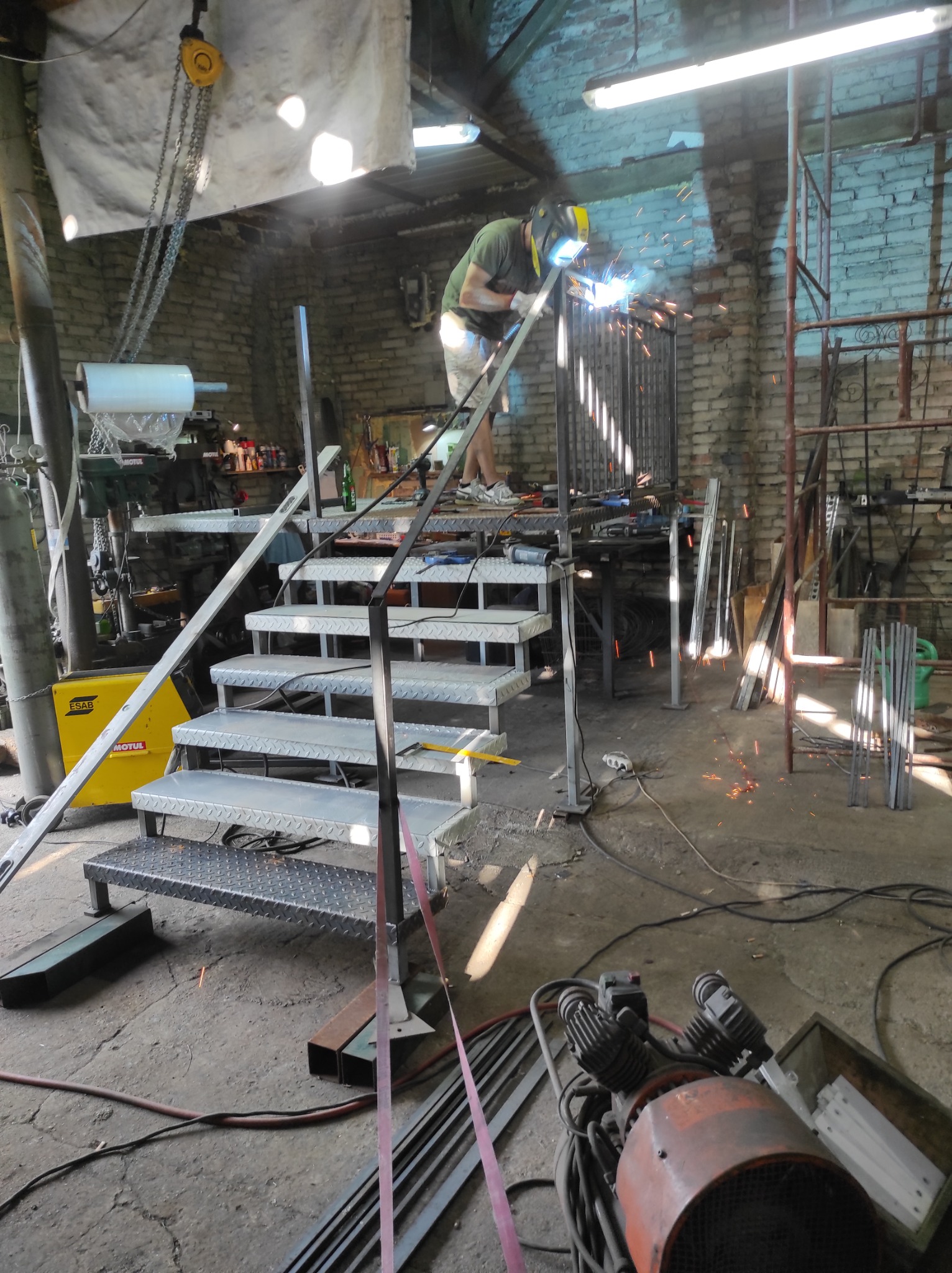 Podest schodowy w trakcie realizacji,na zdjęciu sam prezes w akcji! ;)