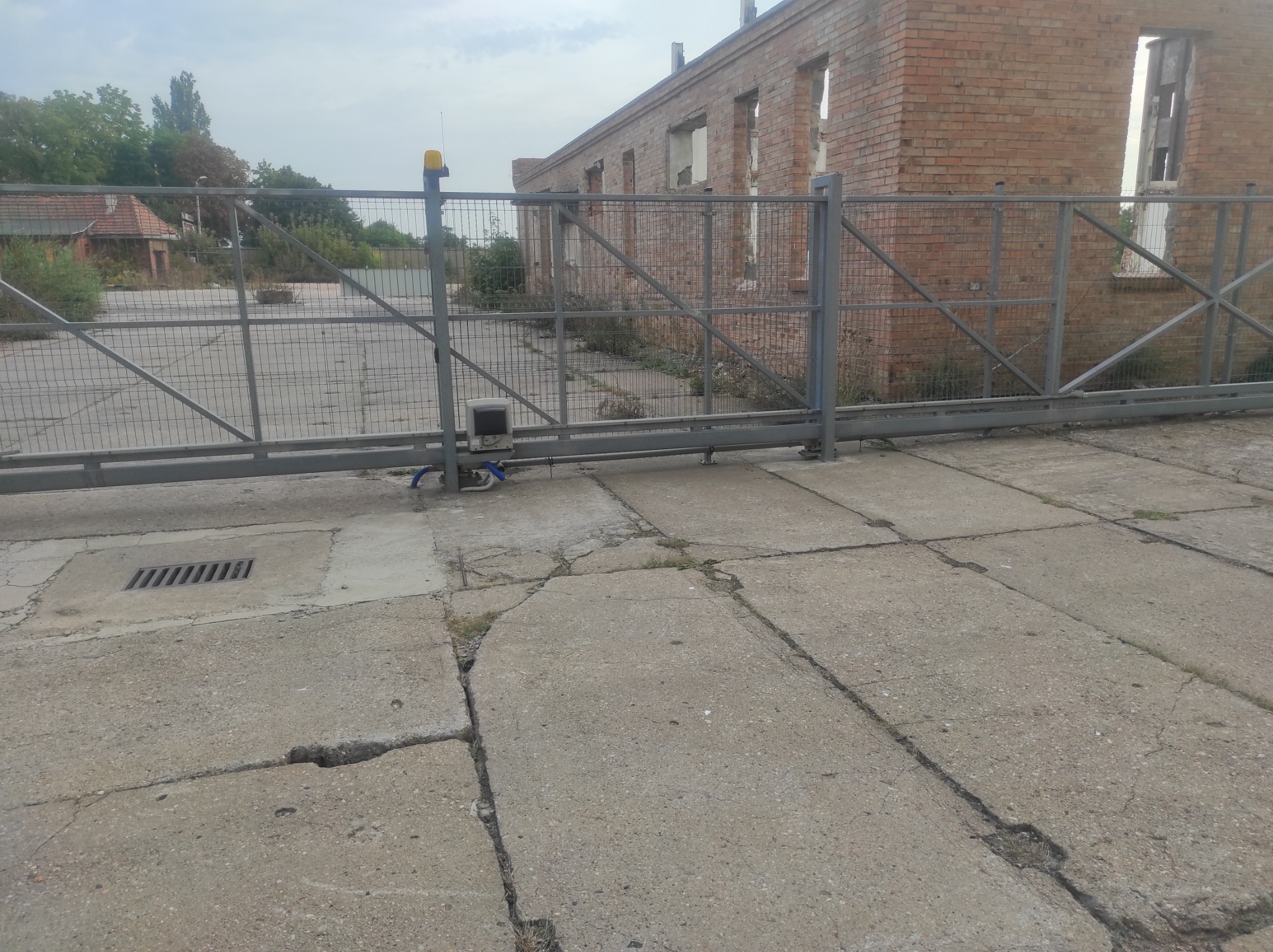 Brama przesuwna przemysłowa automatyczna zdalnie sterowana telefonem