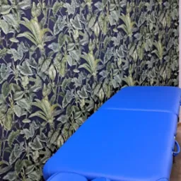 Ćwiczenia lecznicze są uzupełniane masażem opracowywanych obszarów.