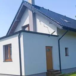 Budynek był już docieplony . Wykonano na nowo dwie warstwy zbrojące . Otynkowano tynkiem sylikonowym 1.5mm