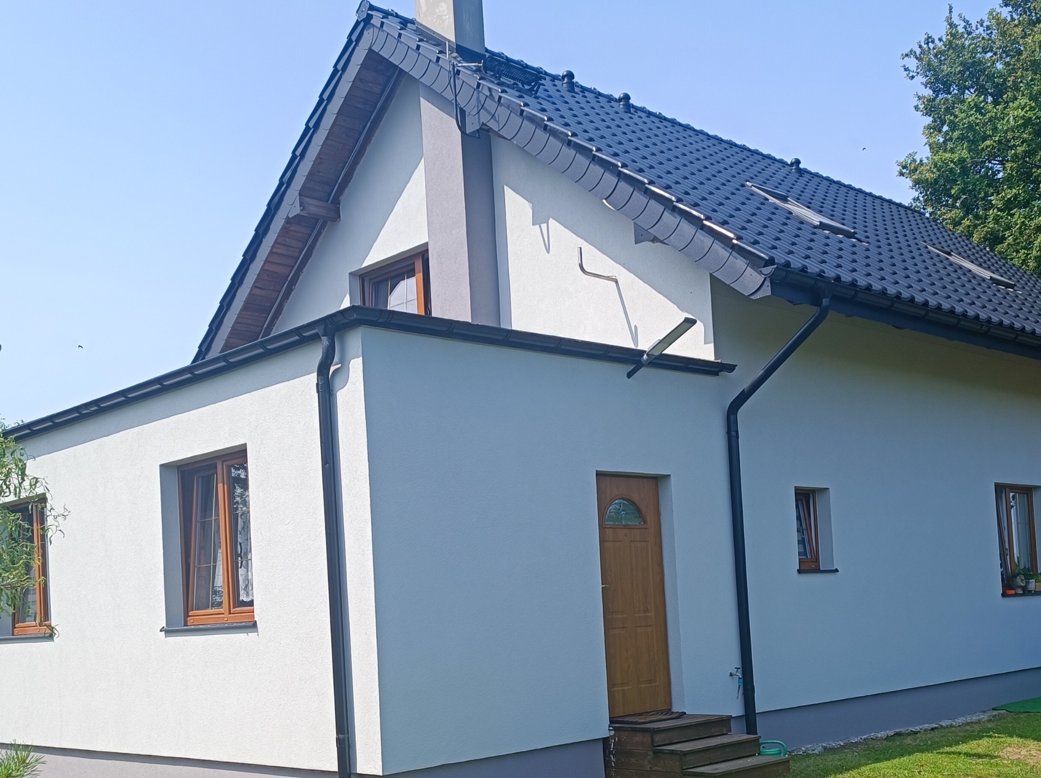 Budynek był już docieplony . Wykonano na nowo dwie warstwy zbrojące . Otynkowano tynkiem sylikonowym 1.5mm