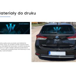 Mateusz Sokołowski - Naklejka z logo firmy J.W. Partner umieszczona na tylnej szybie czarnego samochodu Toyota Auris Hybrid, widoczne dane kontaktowe jwpartner@op.pl.