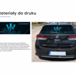 Naklejka z logo firmy J.W. Partner umieszczona na tylnej szybie czarnego samochodu Toyota Auris Hybrid, widoczne dane kontaktowe jwpartner@op.pl.