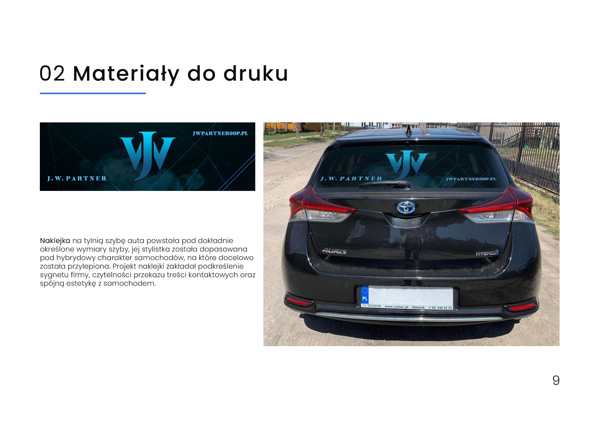 Naklejka z logo firmy J.W. Partner umieszczona na tylnej szybie czarnego samochodu Toyota Auris Hybrid, widoczne dane kontaktowe jwpartner@op.pl.