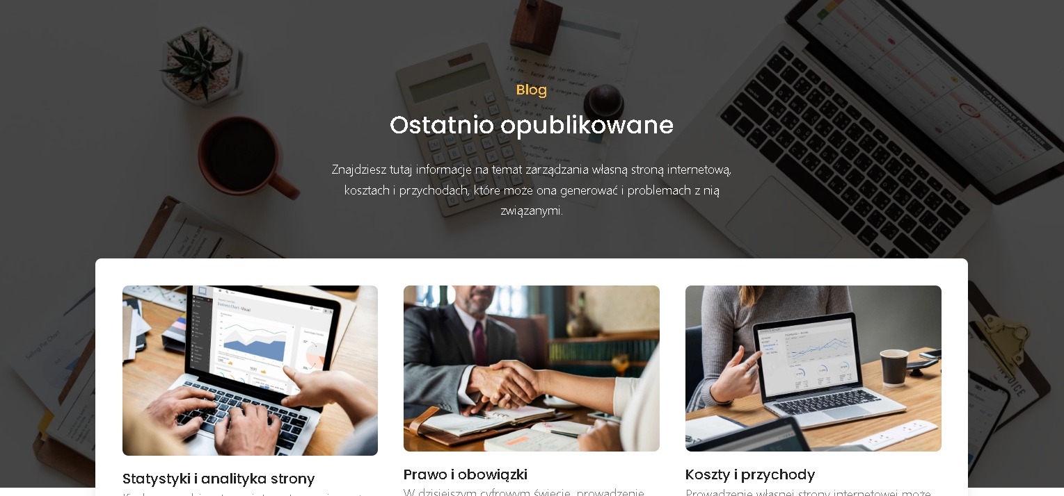 Biurko z laptopami wyświetlającymi wykresy, kalkulator, notatnik i roślina doniczkowa, prezentacja danych analitycznych.