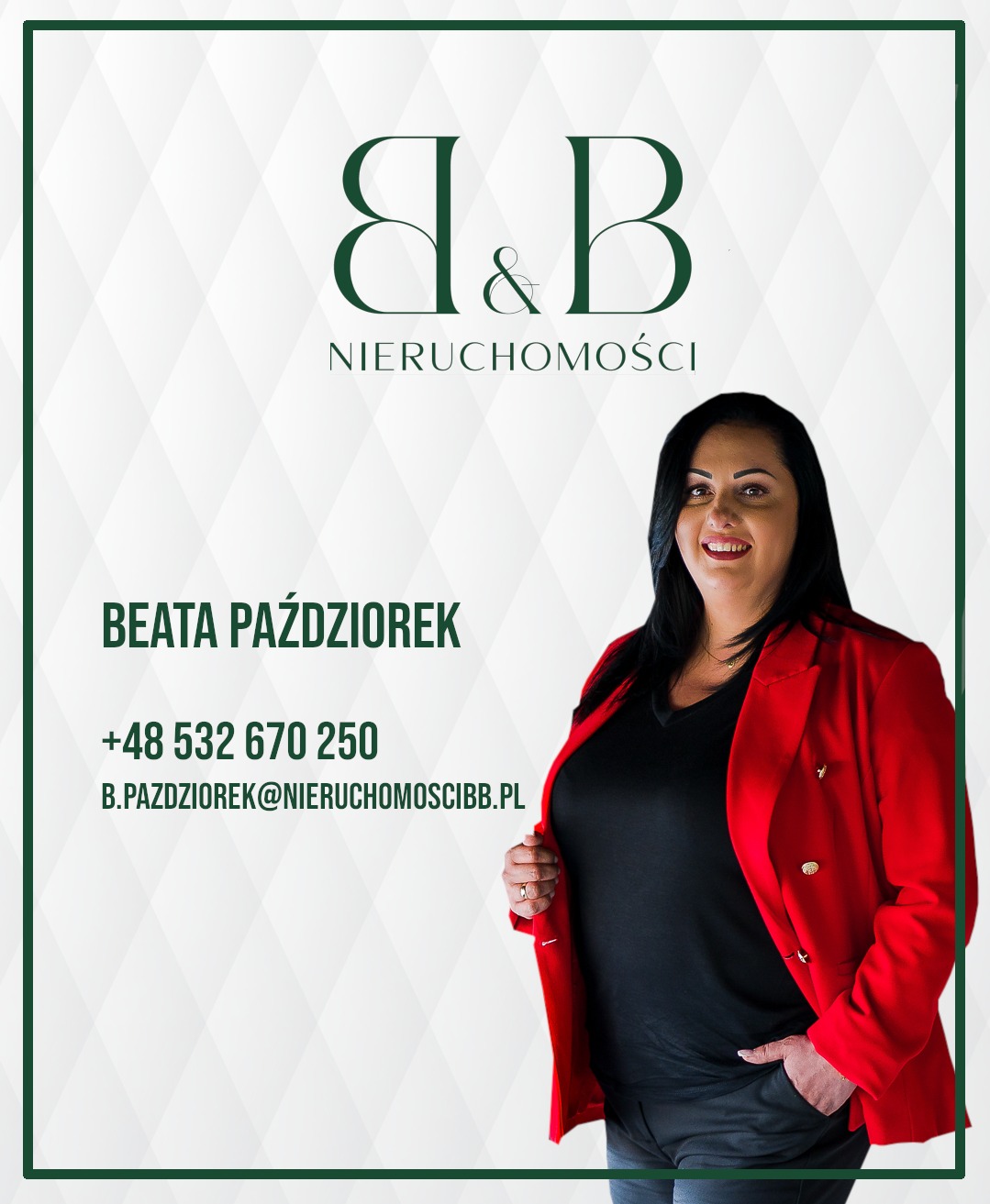 Portret uśmiechniętej kobiety w czerwonej marynarce na tle grafiki z logo i danymi kontaktowymi agencji nieruchomości.