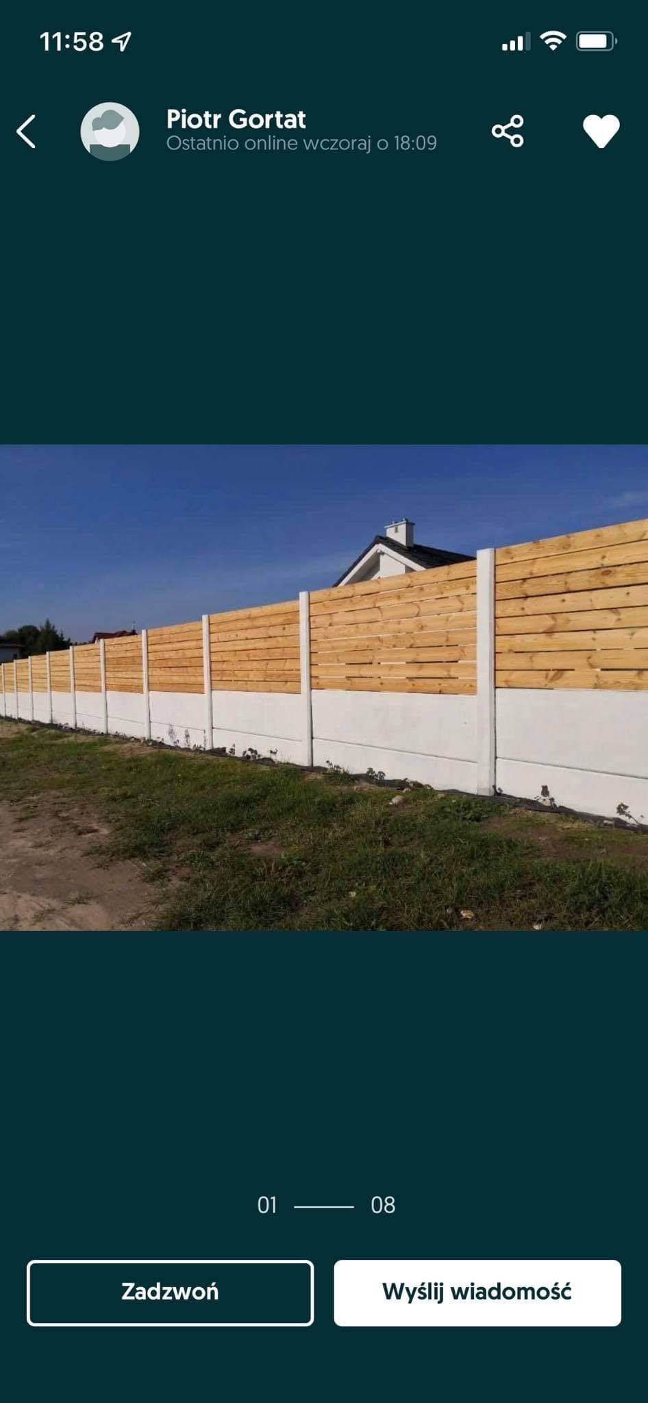 Długi, drewniany płot panelowy z betonowymi słupkami i podmurówką, oddzielający posesję z domem z białymi ścianami i ciemnym dachem widocznym w tle.