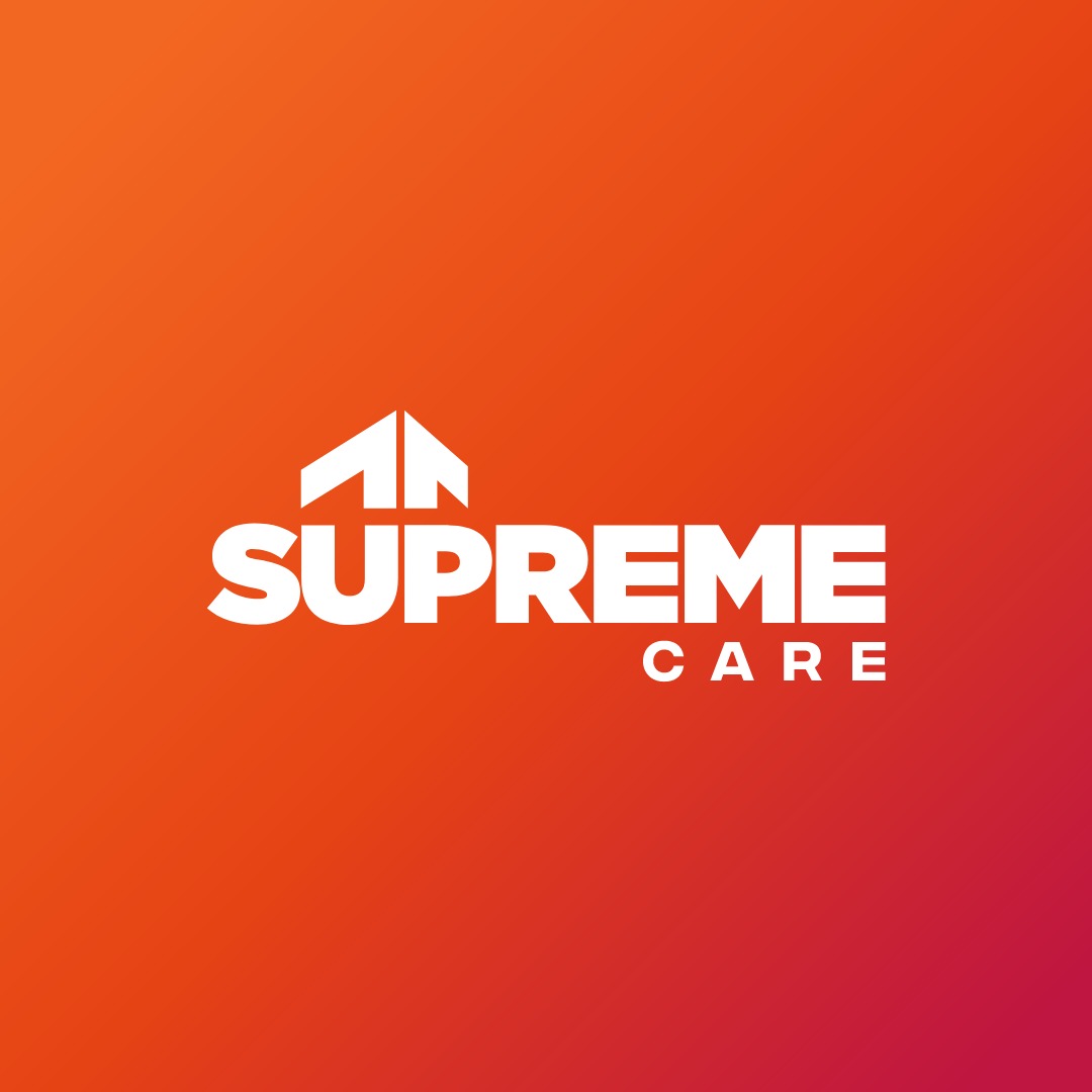 Logo firmy Supreme Care na pomarańczowo-czerwonym tle gradientowym.