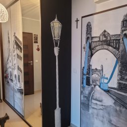 Tak ukochane miasto Izy i Piotra eksponuje się w ich korytarzu.
Od lewej: Jaś i Małgosia, latarnia wroclawska w negatywie (na życzenie Izy) oraz Most Grunwaldzki.