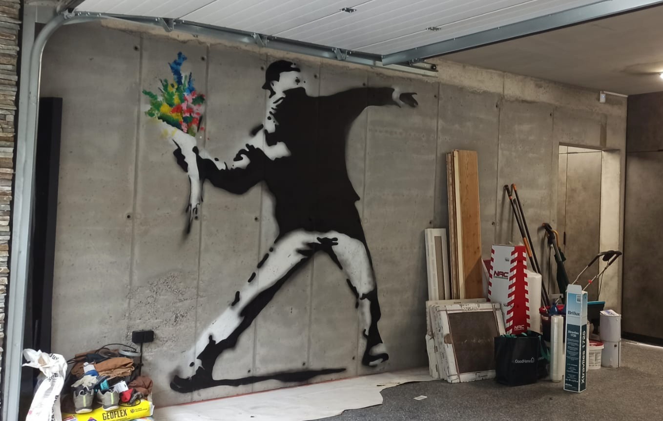 Praca wykonana w garażu. Technika: szablon