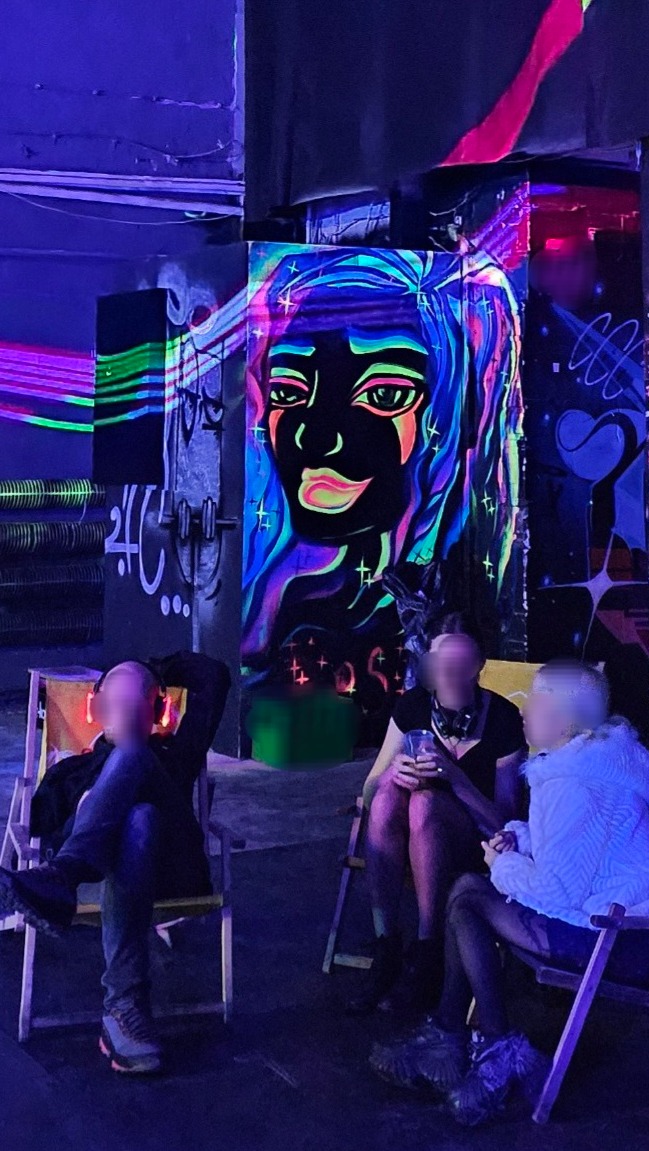 Praca wykonana w klubie. Świeci w UV