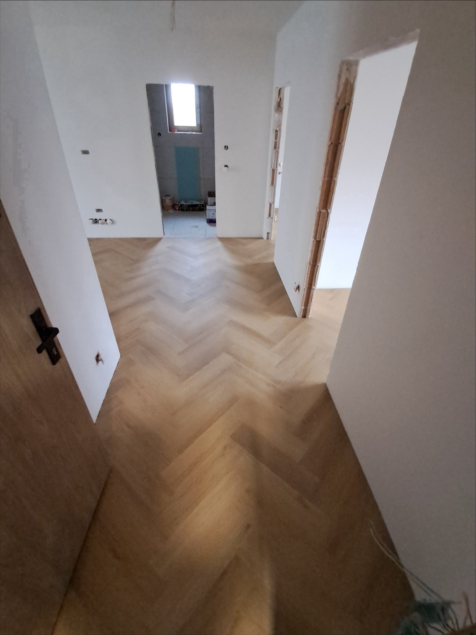 Montaż paneli vinylowych wzór jodełka.