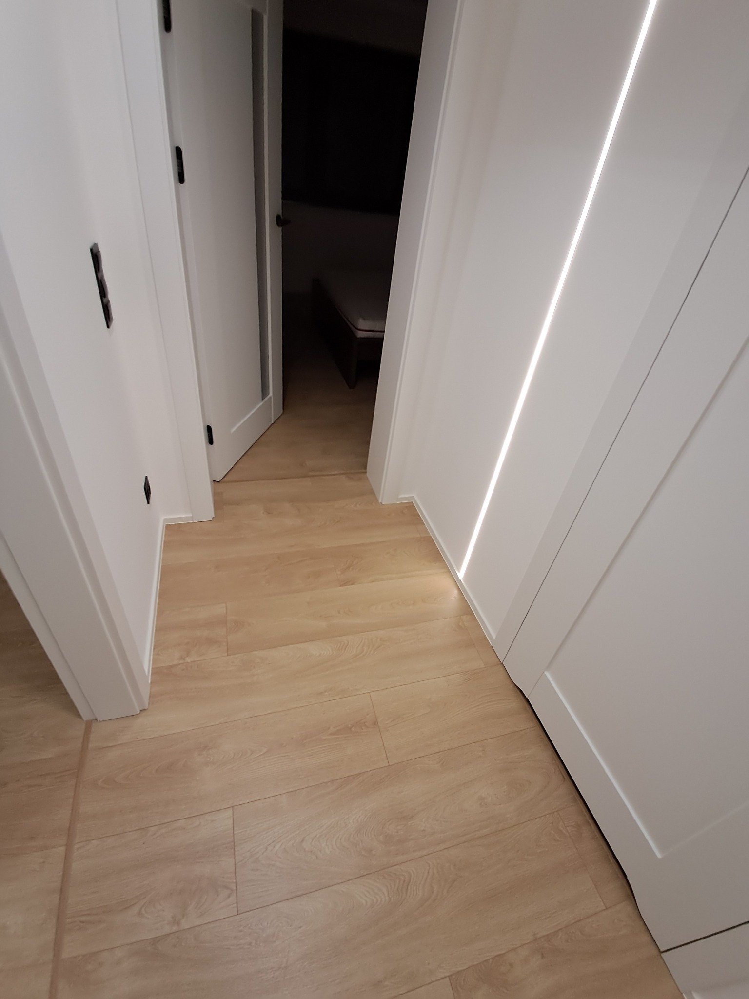 Montaż paneli klasyczna deska oraz listwy przypodłogowe doelken cubu flex.