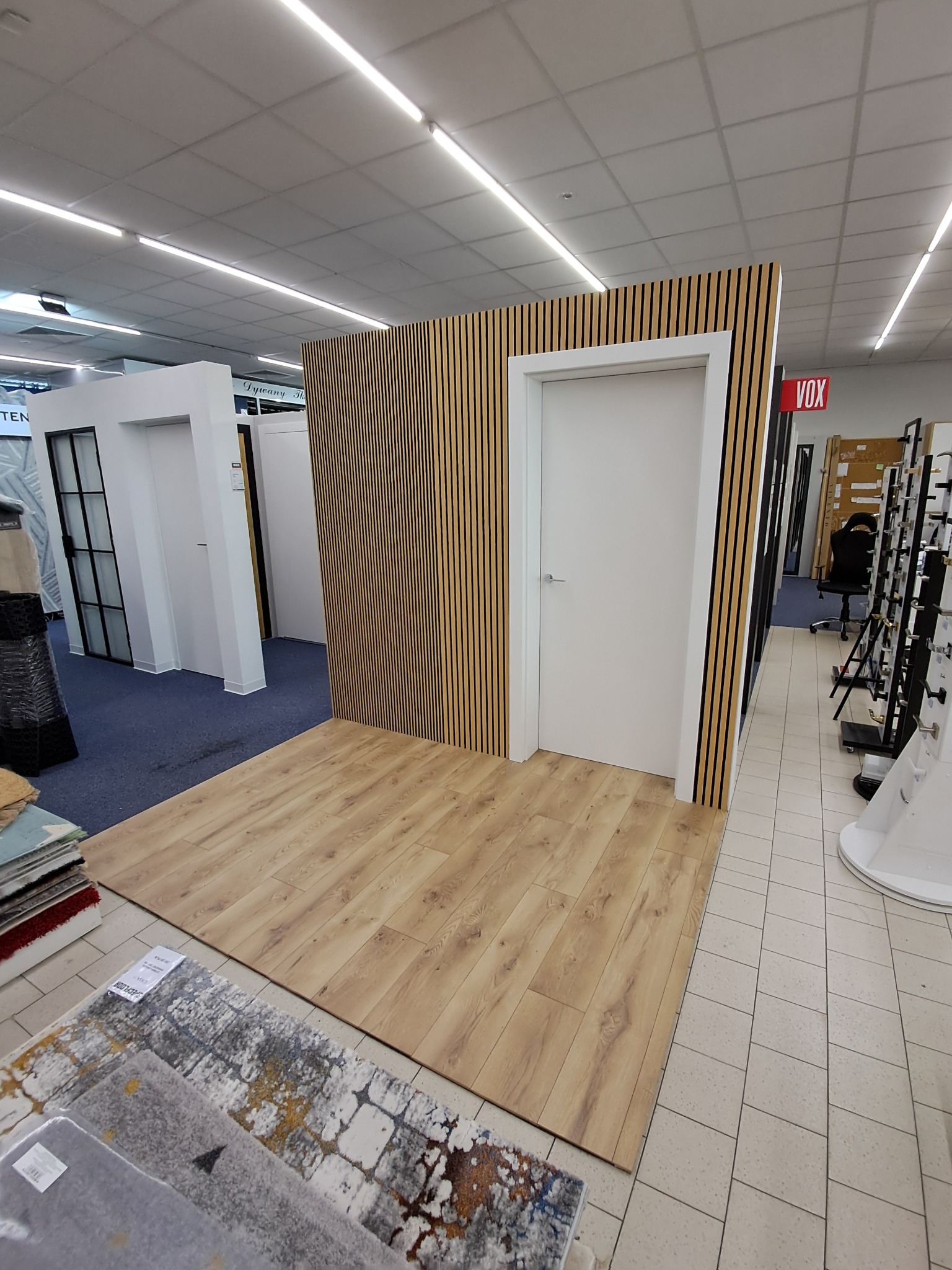 Montaż lameli ściennych wraz z panelami podłogowymi na ekspozycji sklepowej