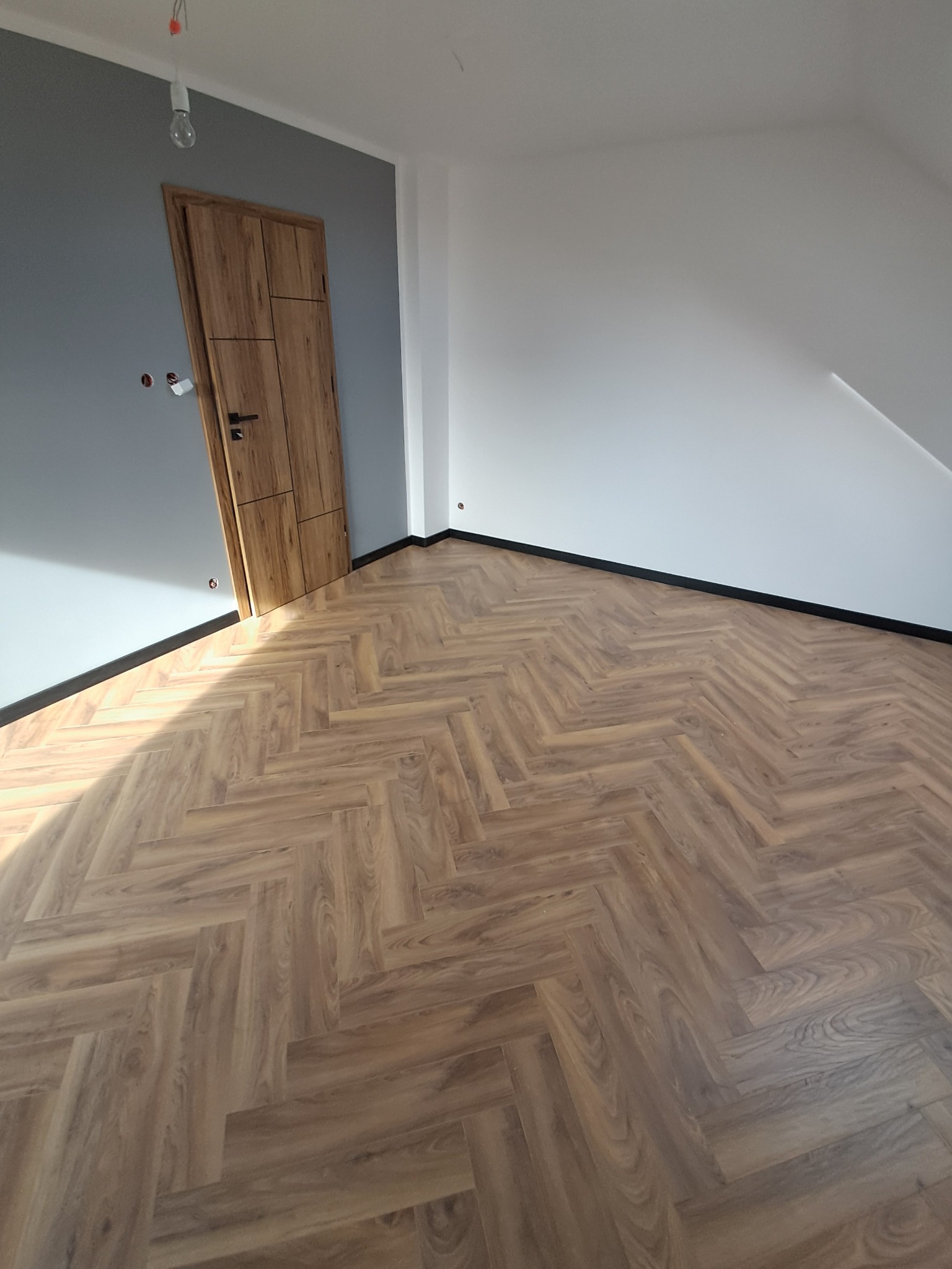 Montaż jodełki i listew przypodłogowych