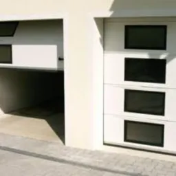 Otwarta i zamknięta biała, segmentowa brama garażowa z oknami w czarnych ramkach, widok z zewnątrz.