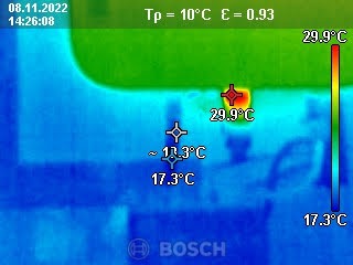 Obraz termowizyjny przedstawiający rozkład temperatur na powierzchni, z zaznaczonymi punktami pomiarowymi i wartościami temperatur. Widoczne gradienty kolorów wskazują na różnice w temperaturze,...