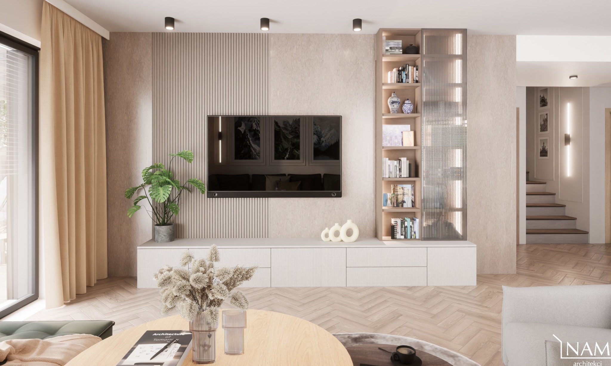 Jasne wnętrze salonu z telewizorem na ścianie z lamelami, drewnianą podłogą w jodełkę i przeszklonym regałem, akcentem roślinnym i okrągłym stolikiem kawowym z dekoracyjnym bukietem.