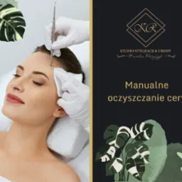 Kobieta podczas manualnego oczyszczania cery w gabinecie kosmetycznym, widoczna igła kosmetyczna i wacik, dekoracyjne elementy graficzne z motywem roślinnym na plakacie obok.