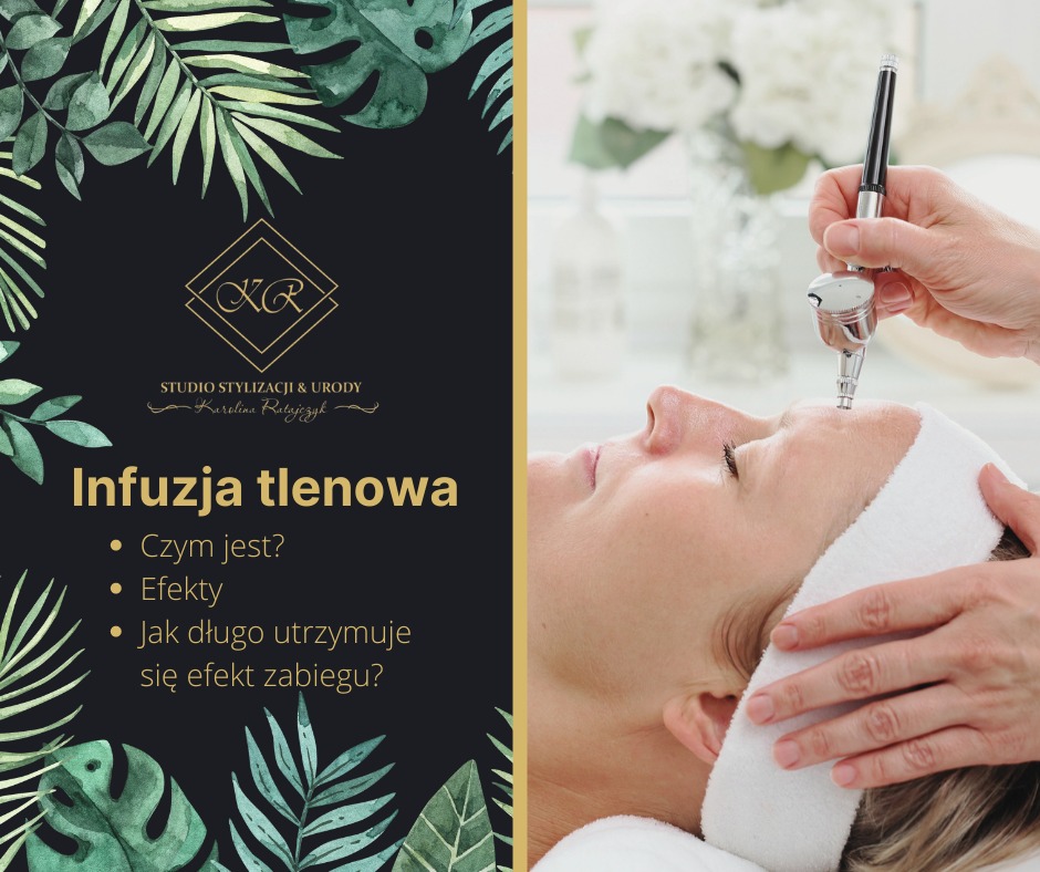 Zabieg infuzji tlenowej na twarzy kobiety, wykonywany przy użyciu aerografu w salonie stylizacji i urody, widoczny fragment grafiki reklamowej z logo i pytaniami o zabieg.