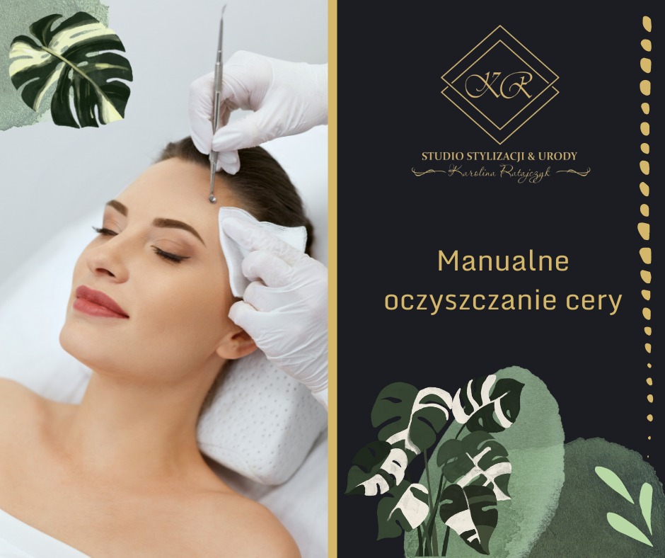 Kobieta podczas manualnego oczyszczania cery w gabinecie kosmetycznym, widoczna igła kosmetyczna i wacik, dekoracyjne elementy graficzne z motywem roślinnym na plakacie obok.