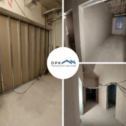 Montaż ścian działowych z płyt karton gips na metalowym stelażu w surowym wnętrzu, widoczne przewody elektryczne i logo firmy DPK renovation services nałożone na kolaż zdjęć.