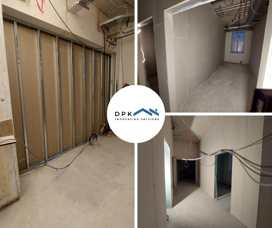 Montaż ścian działowych z płyt karton gips na metalowym stelażu w surowym wnętrzu, widoczne przewody elektryczne i logo firmy DPK renovation services nałożone na kolaż zdjęć.