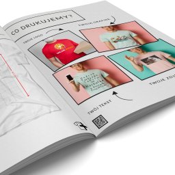 AQUADRATA IWONA CASTIELLO D'ANTONIO - Otwarta broszura reklamowa z przykładami nadruków na koszulkach: logo pizzerii, grafika, tekst i zdjęcie, obok biała koszulka z zaznaczonym polem nadruku 35x40 cm.