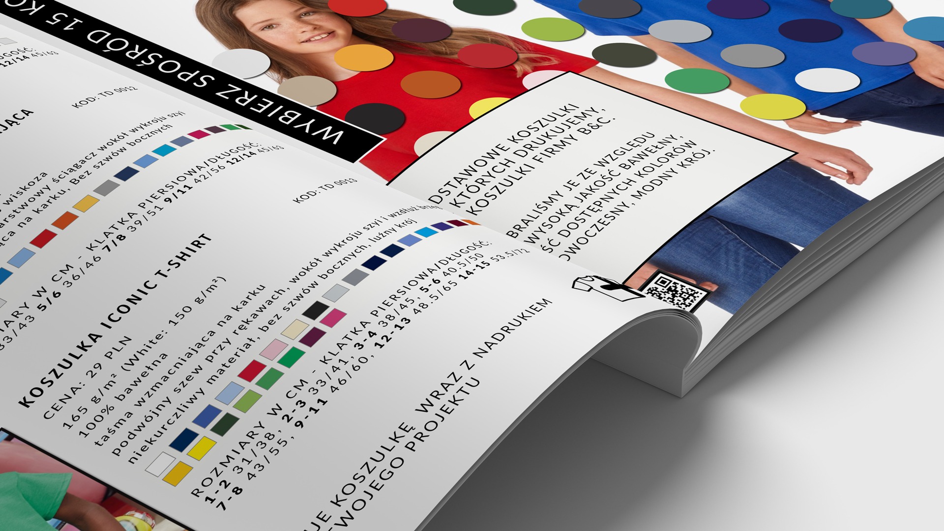 Katalog z nadrukami na koszulkach, prezentujący paletę kolorów i specyfikację koszulek firmy B&C, z widoczną uśmiechniętą dziewczynką w czerwonej koszulce z nadrukowanymi kolorowymi kropkami.