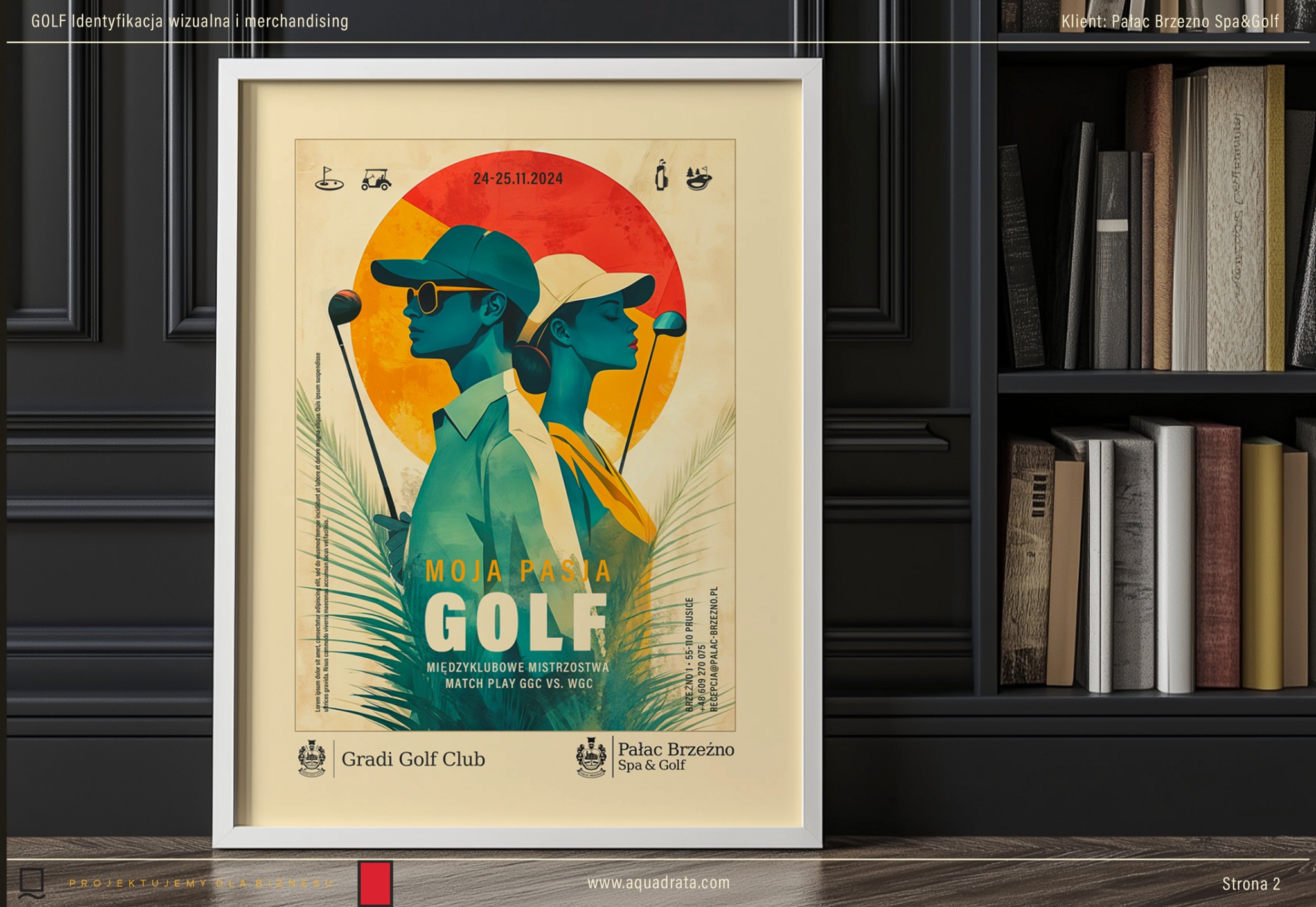 Grafika reklamowa w ramie, przedstawiająca parę golfistów na tle słońca i palm, z datą 24-25.11.2024, umieszczona na półce z książkami, z nazwą 'Moja Pasja Golf' i logotypami Gradi Golf Club...
