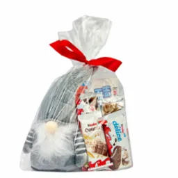 Przezroczysty woreczek celofanowy zawiązany czerwoną wstążką, wypełniony pluszowym krasnalem w szarym ubranku i zestawem batonik&oacute;w Kinder Country i Kinder Delice.