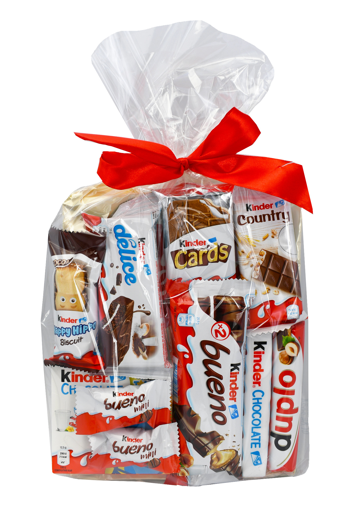 Przezroczysty worek foliowy, zawiązany czerwoną wstążką, wypełniony różnorodnymi batonami i słodyczami marki Kinder, w tym Kinder Bueno, Kinder Cards i Kinder Happy Hippo, na białym tle.