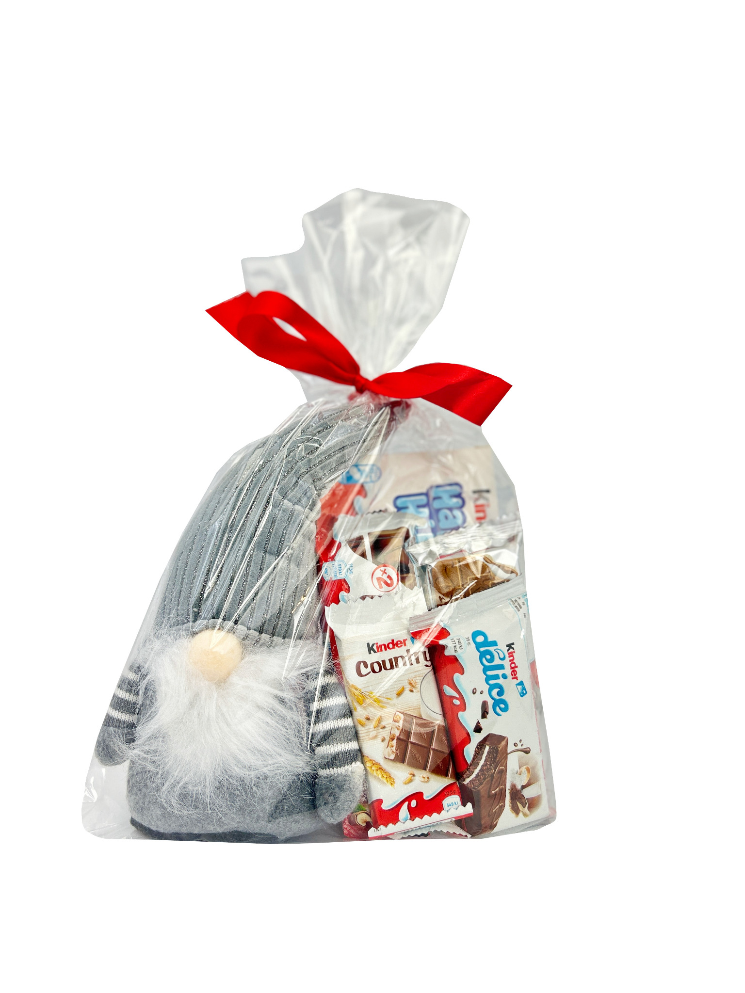 Przezroczysty woreczek celofanowy zawiązany czerwoną wstążką, wypełniony pluszowym krasnalem w szarym ubranku i zestawem batoników Kinder Country i Kinder Delice.