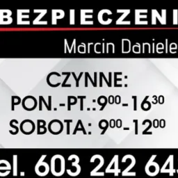 Szyld informacyjny w Lipnie, prezentujący nazwę firmy ubezpieczeniowej Marcina Danieleckiego, godziny otwarcia (pon.-pt. 9:00-16:30, sobota 9:00-12:00) oraz numer telefonu kontaktowego.