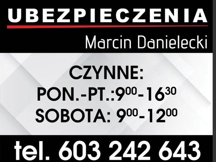 Szyld informacyjny w Lipnie, prezentujący nazwę firmy ubezpieczeniowej Marcina Danieleckiego, godziny otwarcia (pon.-pt. 9:00-16:30, sobota 9:00-12:00) oraz numer telefonu kontaktowego.