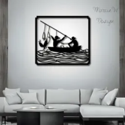 Metalowa dekoracja ścienna przedstawiająca sylwetki dwóch rybaków w łodzi, z upolowaną rybą, umieszczona nad narożną sofą w salonie.