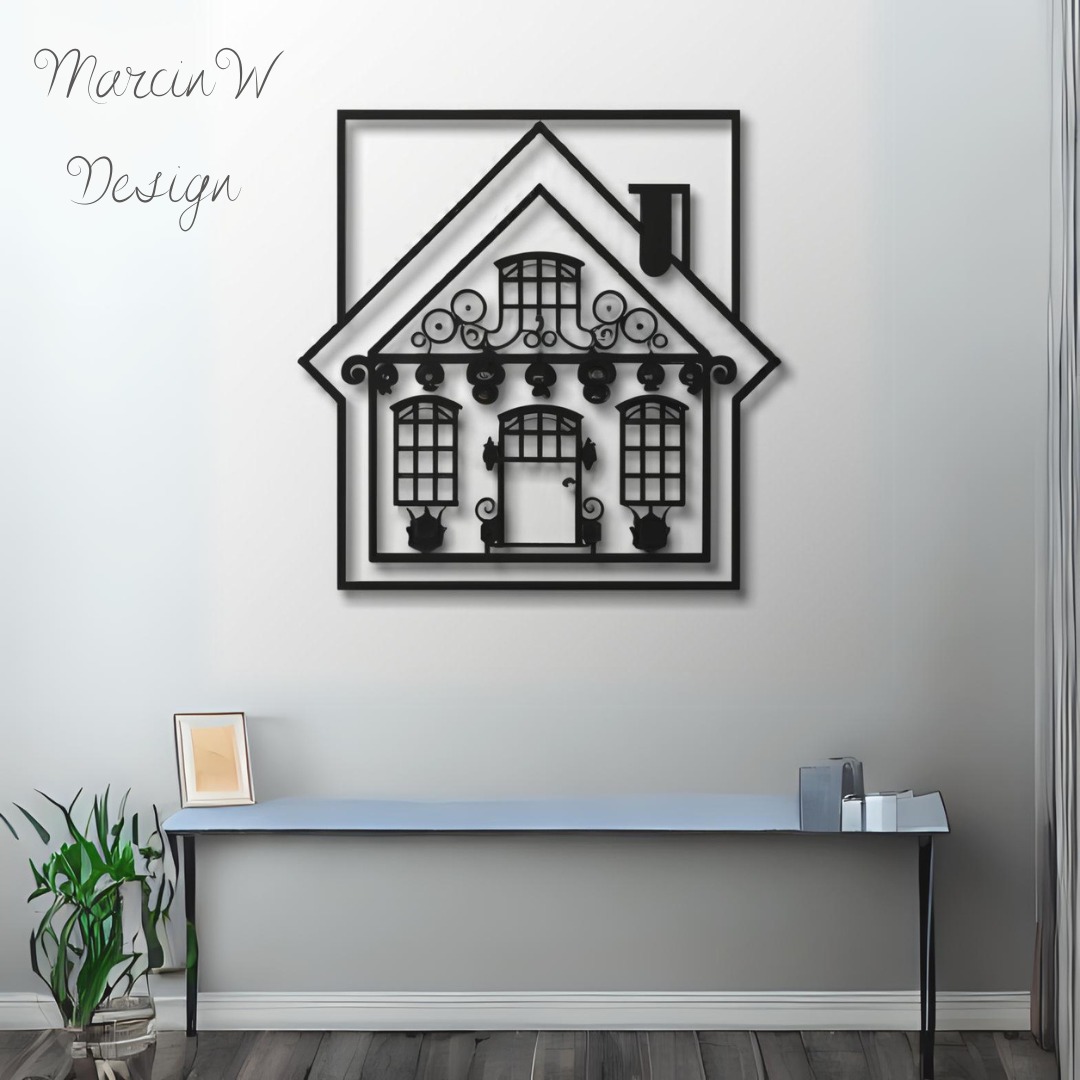Metalowa dekoracja ścienna w kształcie domu z ozdobnymi detalami, zawieszona nad minimalistycznym stolikiem z rośliną i ramką ze zdjęciem.