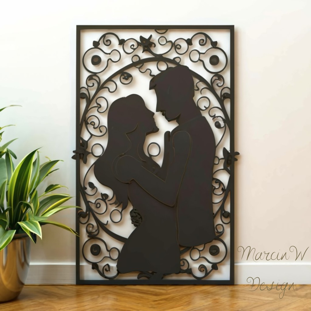 Czarna, ażurowa dekoracja ścienna przedstawiająca sylwetki obejmującej się pary, otoczone roślinnym ornamentem, stojąca na podłodze obok doniczki z rośliną.