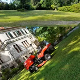 Czerwona kosiarka samojezdna na trawniku przed budynkiem z białej cegły z zielonymi okiennicami, w tle duży, zadbany trawnik.