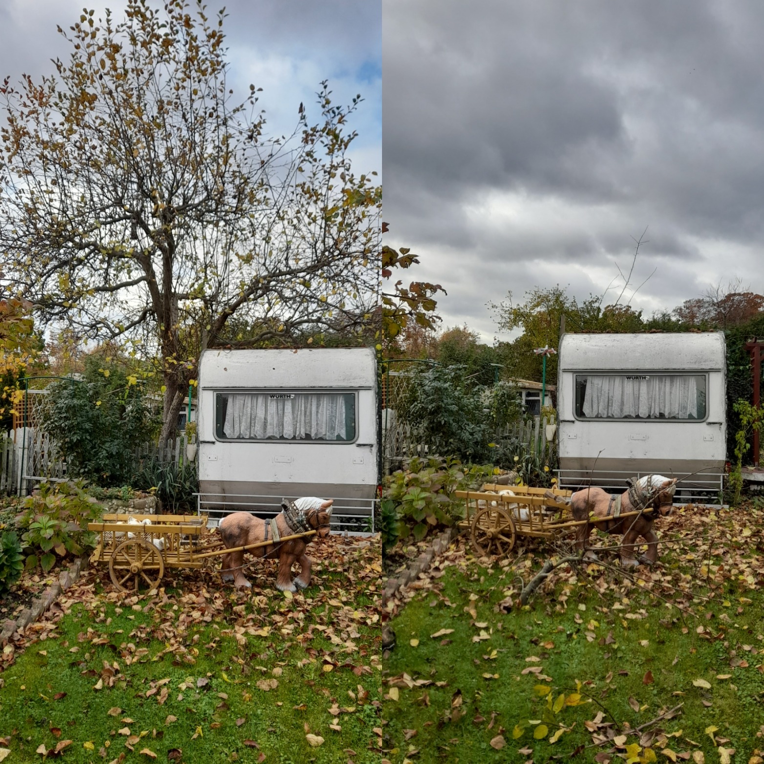 Dwa ujęcia tego samego podwórka z przyczepą kempingową i dekoracyjnym wozem z koniem, jesienne liście na trawie, pochmurne niebo.