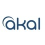 Niebieskie logo firmy „akal” na białym tle, z charakterystycznym symbolem nad literą „a”, przypominającym fale lub nawiasy.