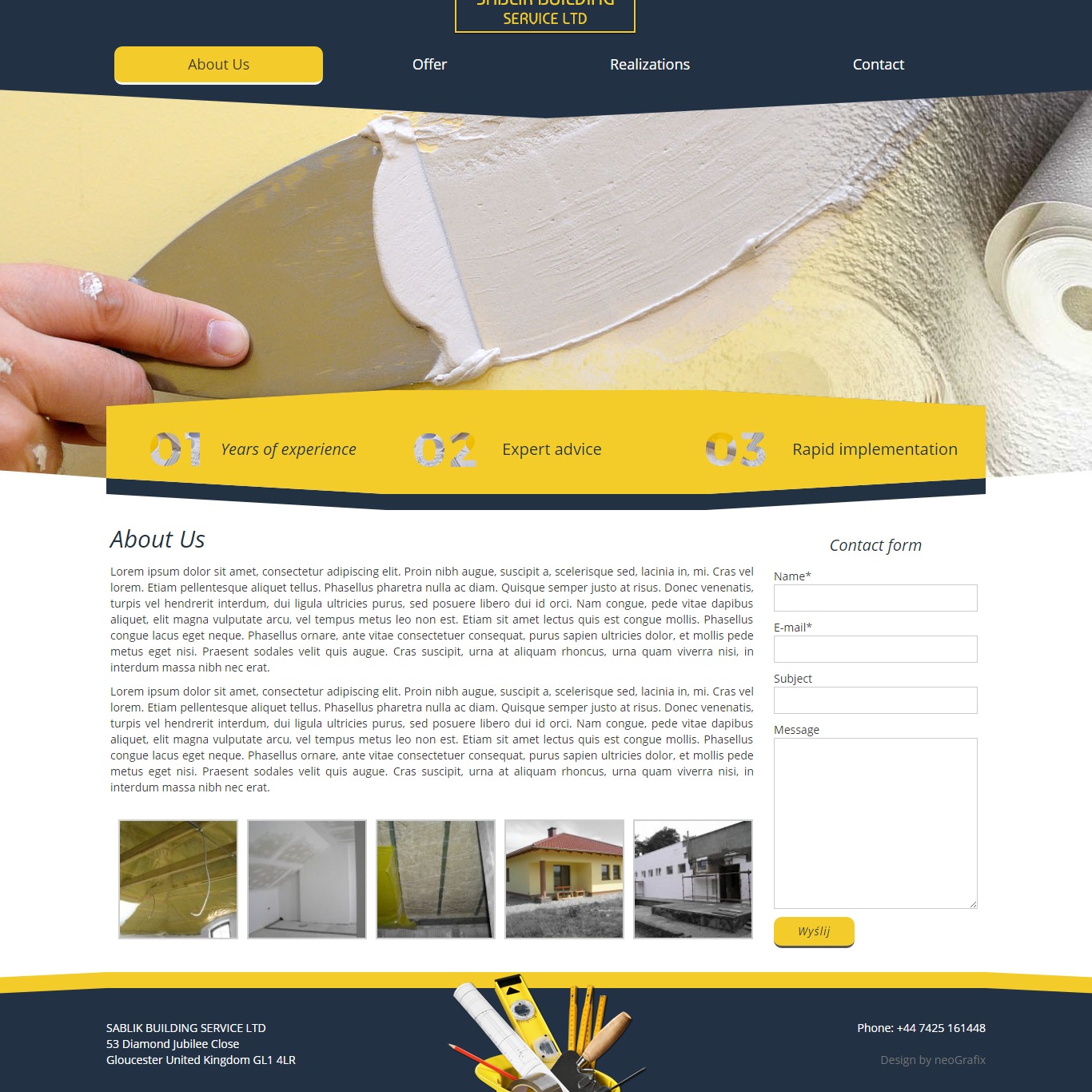 Fragment strony internetowej firmy budowlanej z sekcją 'O nas', formularzem kontaktowym i zdjęciami realizacji, w górnej części dłoń nakładająca szpachelką masę na ścianę.